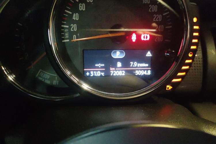 Used MINI 2016 1.5T COOPER Odometer Close Up