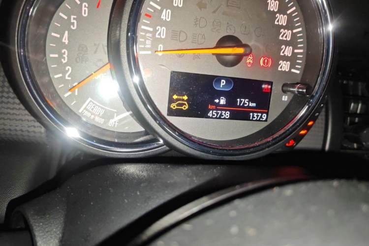 Used MINI 2016 1.5T COOPER Five-Door Edition Odometer Close Up