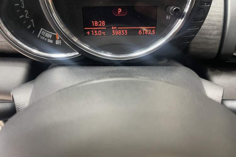 Used MINI 2016 1.5T COOPER Performance Edition Odometer Close Up
