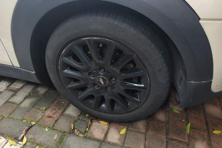 Used MINI 2016 1.5T COOPER Five-Door Edition Right Front Wheel Hub