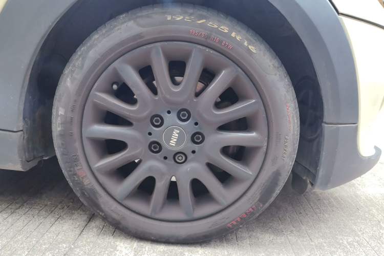 Used MINI 2016 1.5T COOPER Five-Door Edition Right Front Wheel Hub