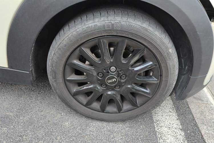 Used MINI 2016 1.5T COOPER Five-Door Edition Right Front Wheel Hub