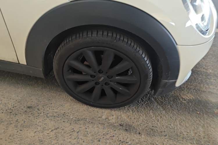 Used MINI 2016 1.5T COOPER Pioneer Edition Five-Door Model Right Front Wheel Hub