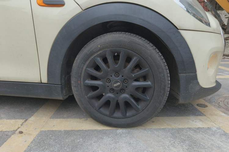 Used MINI 2016 1.2T ONE Pioneer Edition Five-Door Version Right Front Wheel Hub