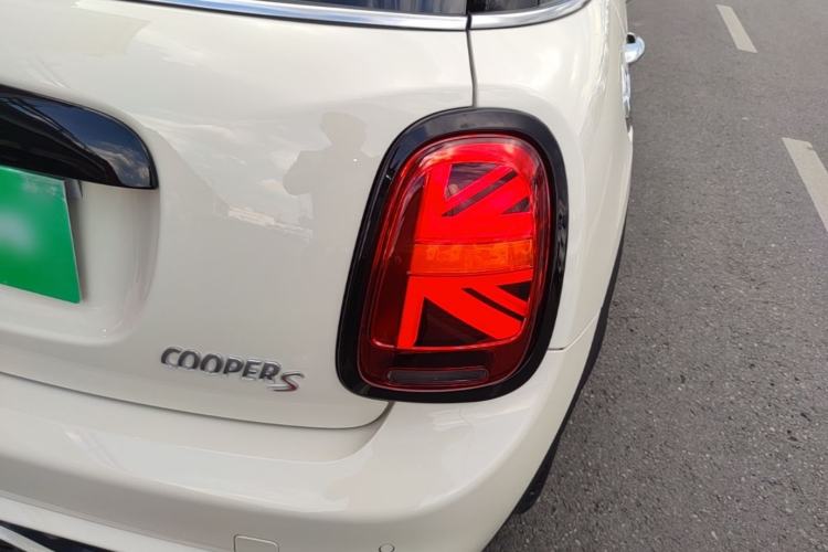 Used MINI 2016 2.0T COOPER S Pioneer Edition Five-Door Model Right Rear Taillight