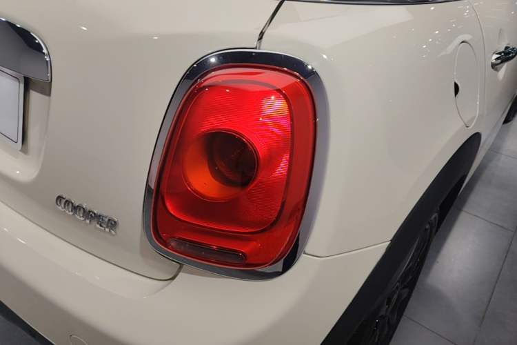 Used MINI 2016 1.5T COOPER Five-Door Edition Right Rear Taillight