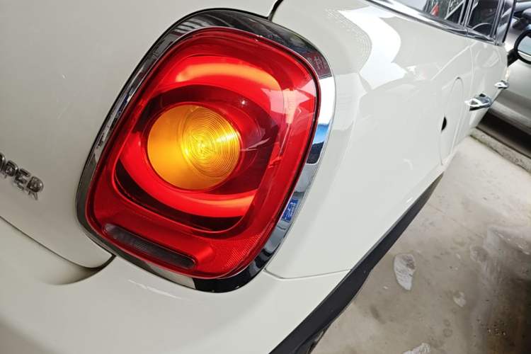 Used MINI 2016 1.5T COOPER Pioneer Edition Five-Door Model Right Rear Taillight