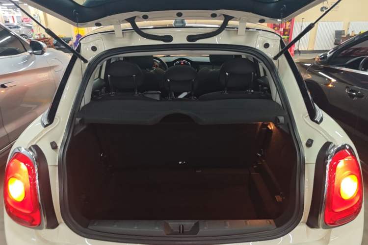 Used MINI 2016 1.5T COOPER Five-Door Edition Trunk