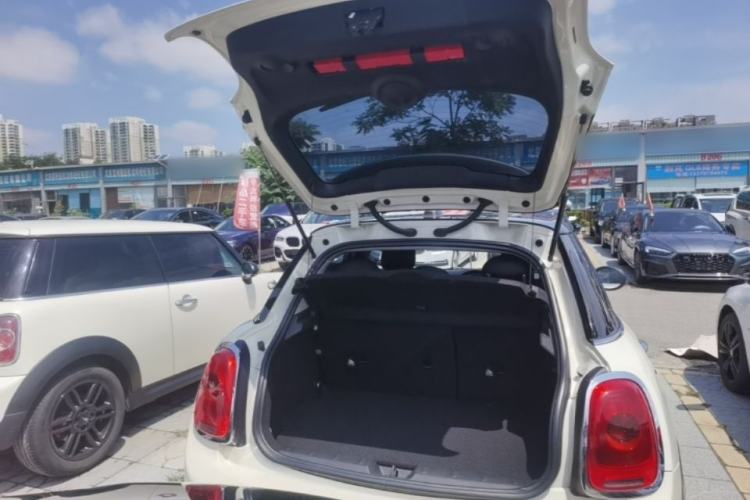 Used MINI 2016 1.5T COOPER Five-Door Edition Trunk