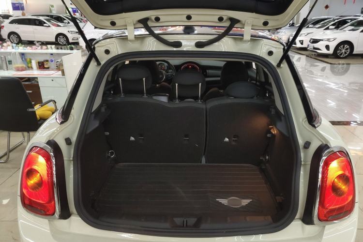 Used MINI 2016 1.5T COOPER Five-Door Edition Trunk
