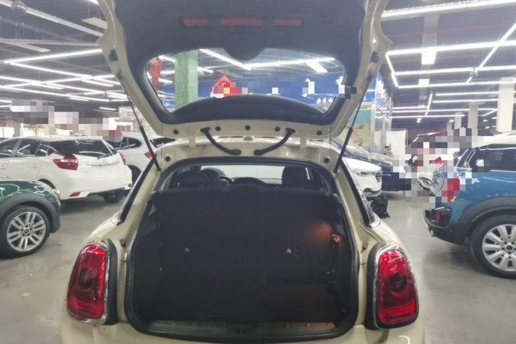 Used MINI 2016 1.5T COOPER Five-Door Edition Trunk
