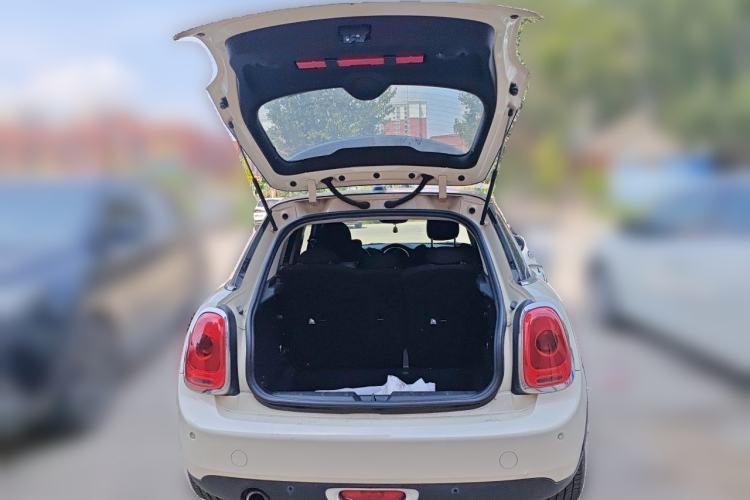 Used MINI 2016 1.5T COOPER Five-Door Edition Trunk