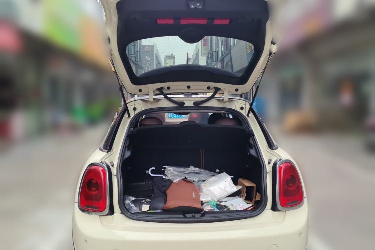 Used MINI 2016 1.5T COOPER Five-Door Edition Trunk