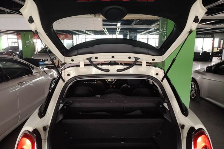 Used MINI 2016 1.5T COOPER Five-Door Edition Trunk