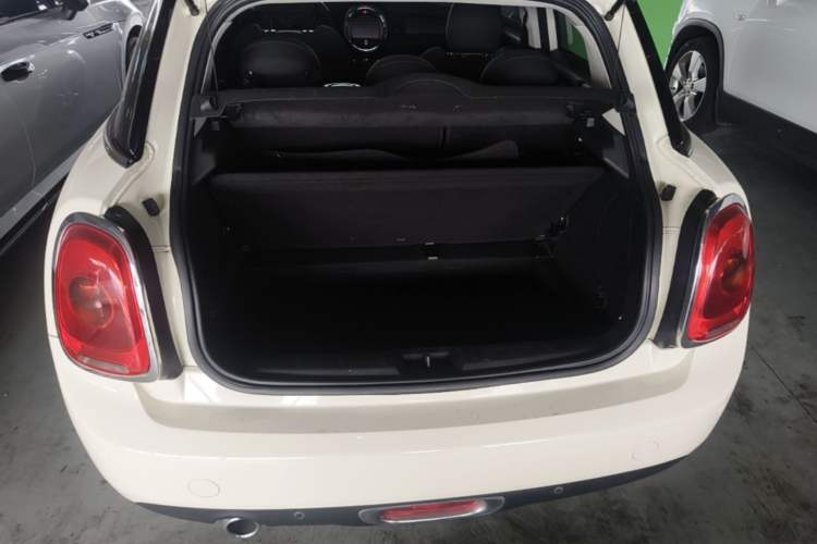 Used MINI 2016 1.5T COOPER Five-Door Edition Trunk