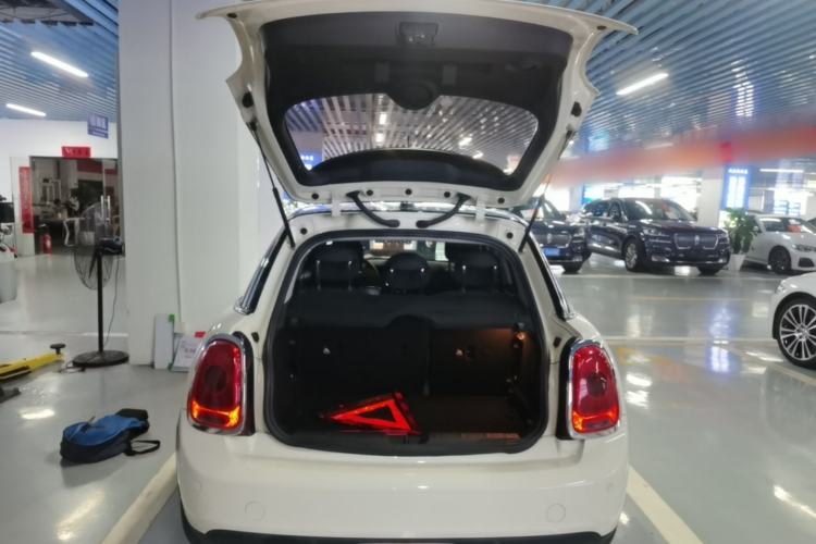 Used MINI 2016 1.5T COOPER Five-Door Edition Trunk