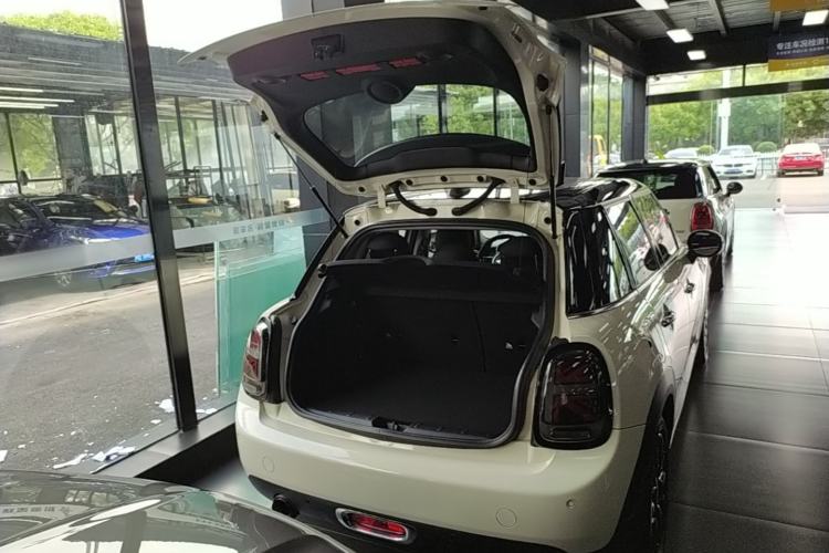 Used MINI 2016 1.5T COOPER Five-Door Edition Trunk