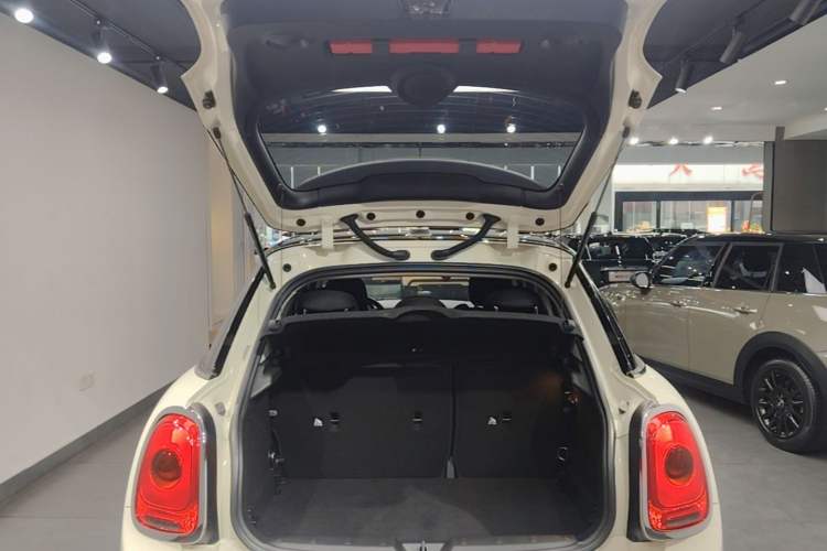 Used MINI 2016 1.5T COOPER Five-Door Edition Trunk