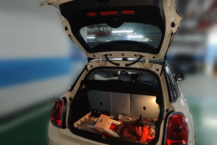 Used MINI 2016 1.5T COOPER Five-Door Edition Trunk