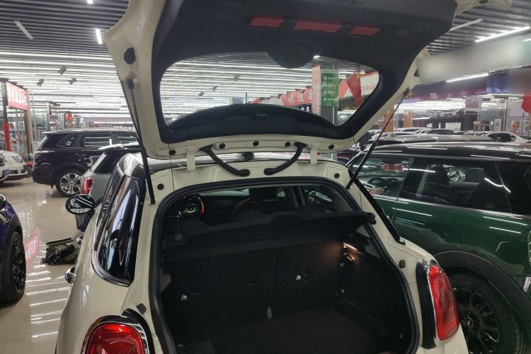Used MINI 2016 1.5T COOPER Five-Door Edition Trunk