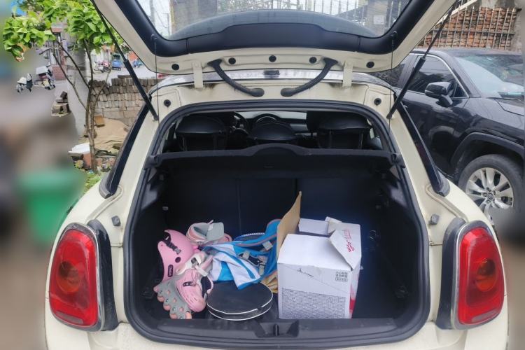 Used MINI 2016 1.5T COOPER Five-Door Edition Trunk