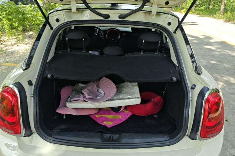 Used MINI 2016 1.5T COOPER Five-Door Edition Trunk