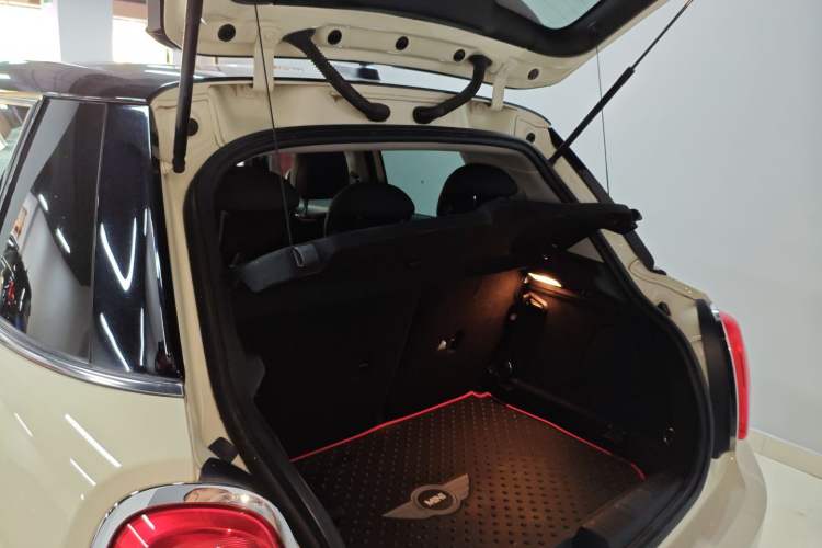 Used MINI 2016 1.5T COOPER Five-Door Edition Trunk