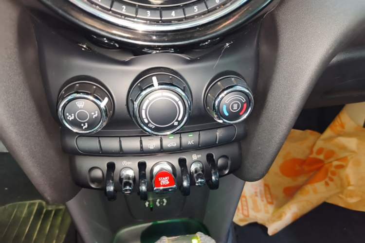 Used MINI 2016 1.5T COOPER Five-Door Edition Audio And AC Panel
