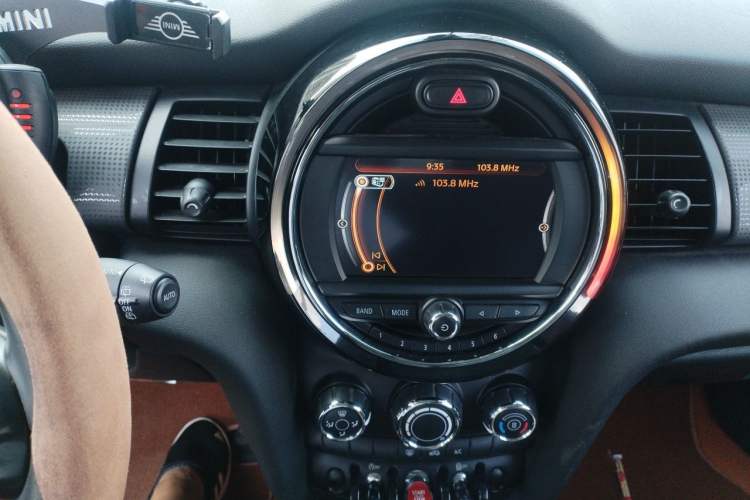 Used MINI 2016 1.5T COOPER Five-Door Edition Audio And AC Panel
