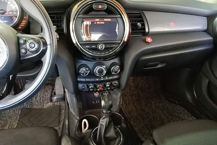 Used MINI 2016 1.5T COOPER Five-Door Edition Audio And AC Panel