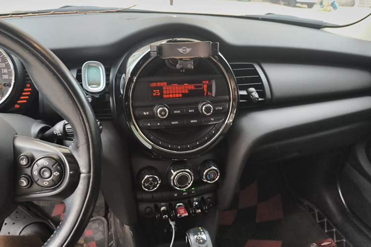 Used MINI 2016 1.2T ONE Pioneer Edition Audio And AC Panel
