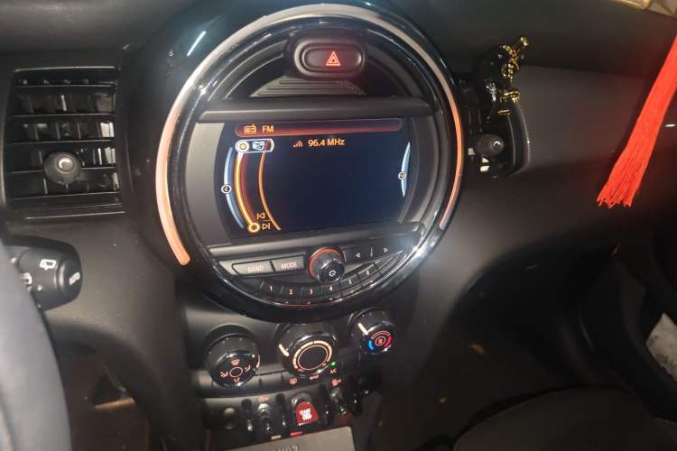 Used MINI 2016 1.5T COOPER Five-Door Edition Audio And AC Panel