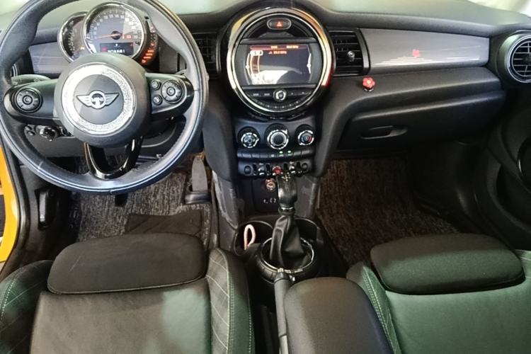 Used MINI 2016 1.5T COOPER Five-Door Edition Center Console
