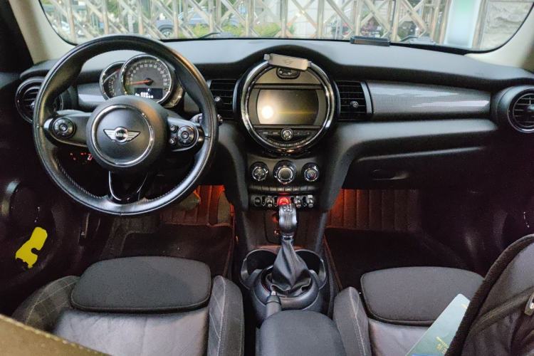 Used MINI 2016 1.5T COOPER Five-Door Edition Center Console