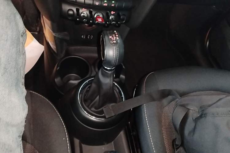 Used MINI 2016 1.2T ONE Pioneer Edition Gear Lever