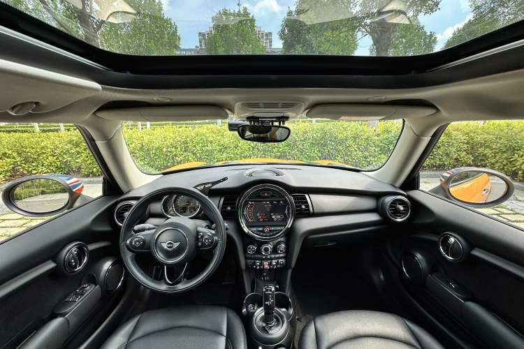 Used MINI 2016 1.5T COOPER Interior 3