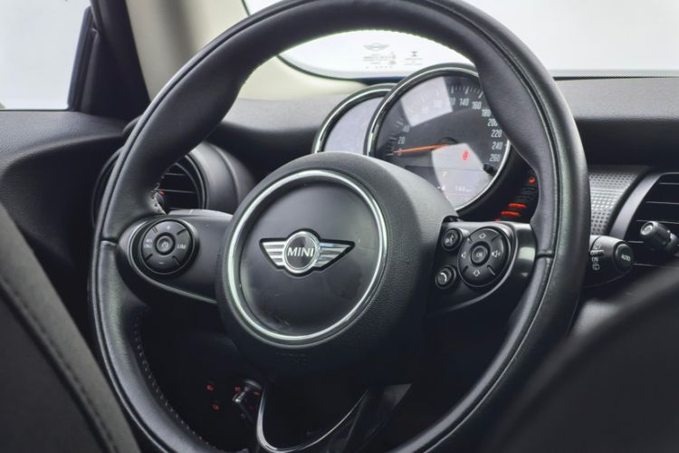 Used MINI 2016 1.5T COOPER Interior 4
