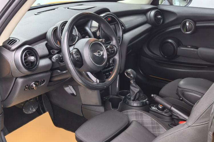 Used MINI 2016 1.5T COOPER Interior 5