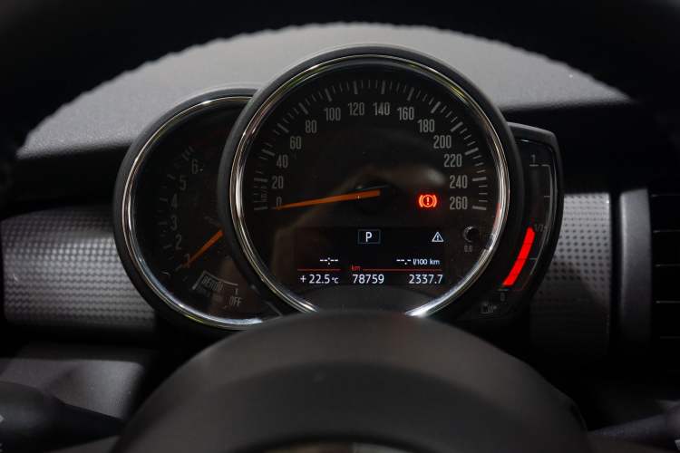 Used MINI 2016 1.5T COOPER Five-Door Edition Odometer Close Up