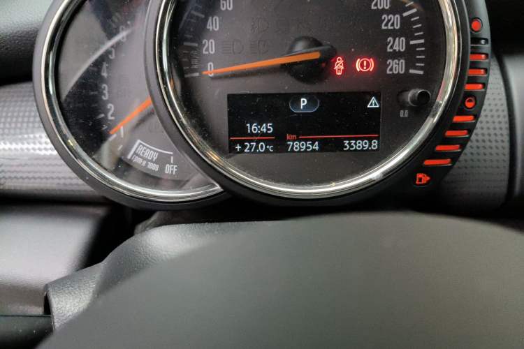 Used MINI 2016 1.5T COOPER Odometer Close Up