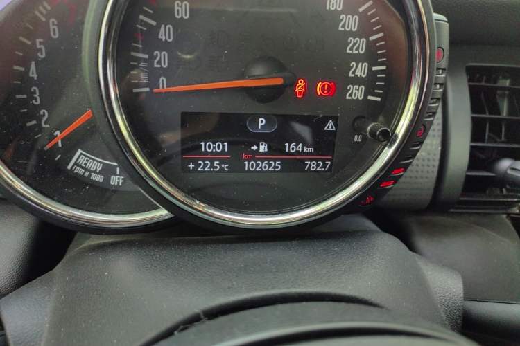 Used MINI 2016 1.5T COOPER Five-Door Edition Odometer Close Up