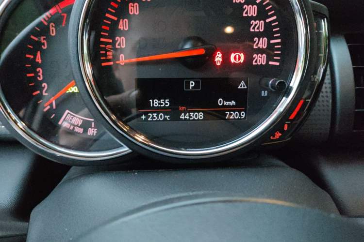 Used MINI 2016 1.5T COOPER Five-Door Edition Odometer Close Up
