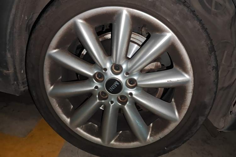 Used MINI  Right Front Wheel Hub