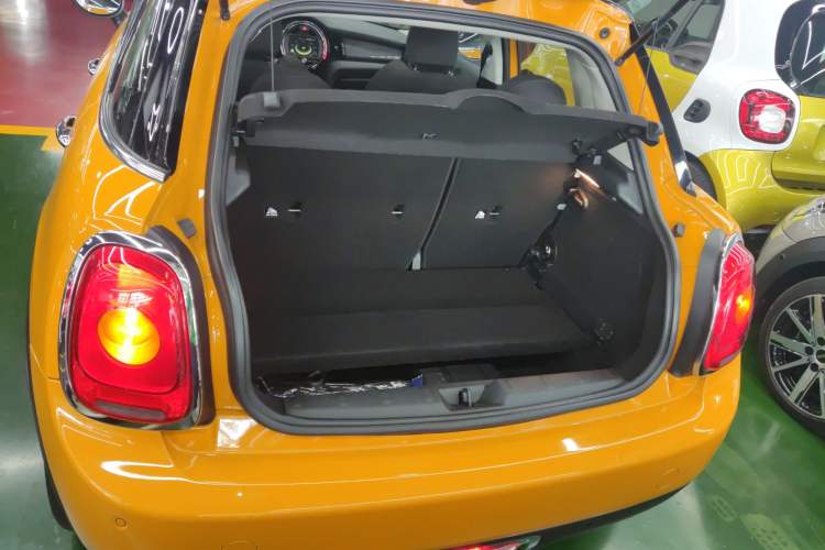 Used MINI 2016 1.5T COOPER Five-Door Edition Trunk