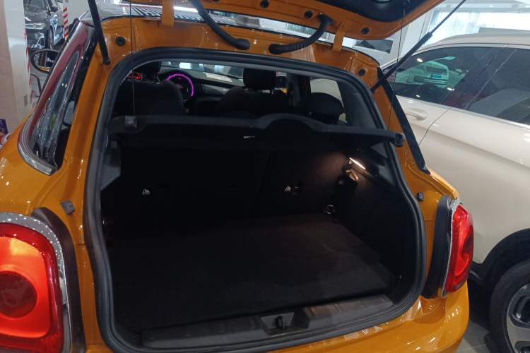 Used MINI 2016 1.5T COOPER Five-Door Edition Trunk