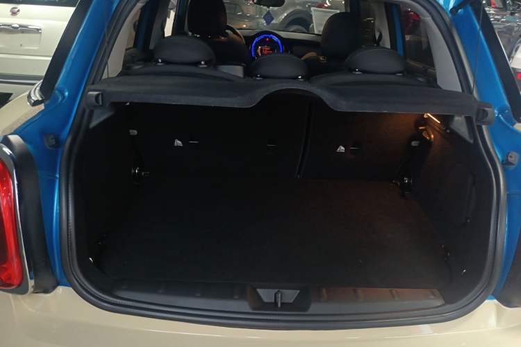 Used MINI 2016 1.5T COOPER Five-Door Edition Trunk