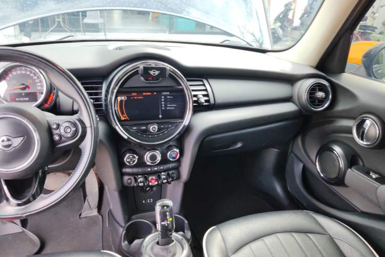 Used MINI 2017 1.5T COOPER Ice Blue Limited Edition Five-Door Version Audio And AC Panel
