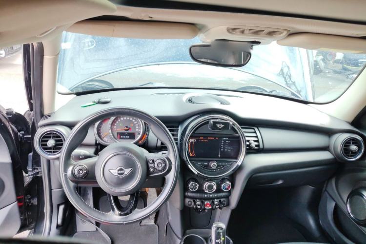 Used MINI 2017 1.5T COOPER Ice Blue Limited Edition Five-Door Version Center Console