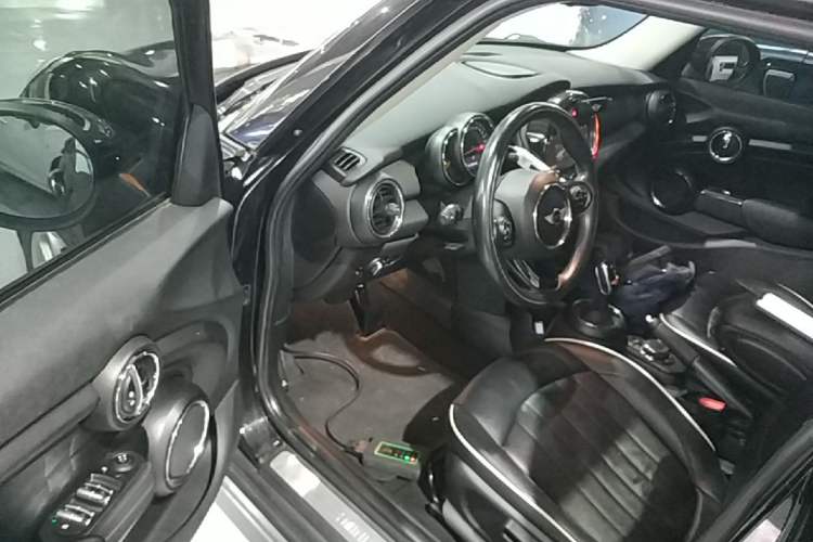 Used MINI 2017 1.5T COOPER Ice Blue Limited Edition Five-Door Version Driver Seat