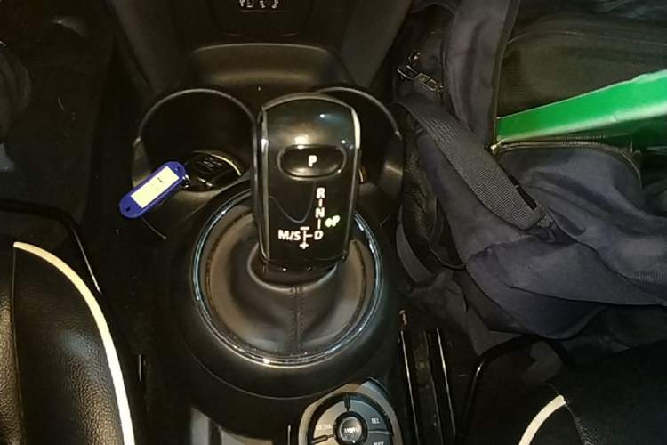 Used MINI 2017 1.5T COOPER Ice Blue Limited Edition Five-Door Version Gear Lever
